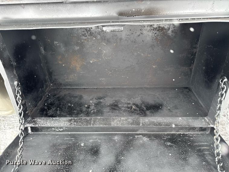 image for item DT0570 2003 Chevrolet Silverado 2500HD bale bed pickup truck