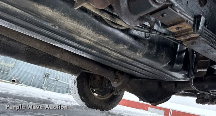 image for item DT0570 2003 Chevrolet Silverado 2500HD bale bed pickup truck