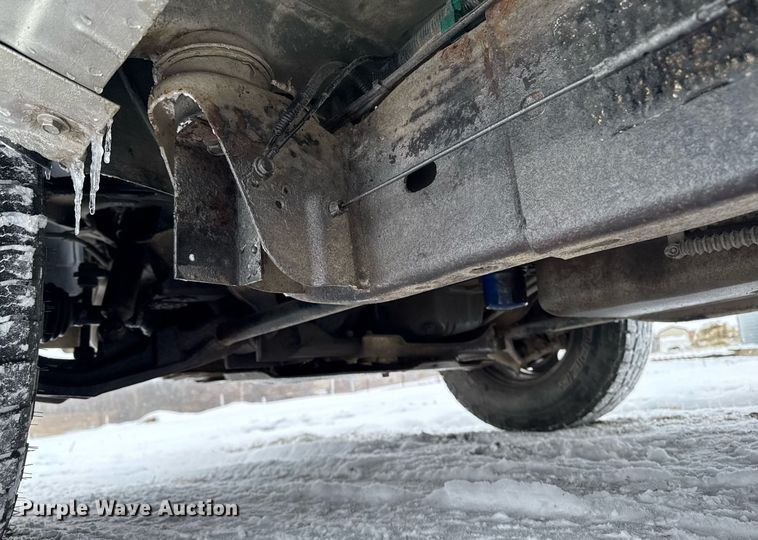 image for item DT0570 2003 Chevrolet Silverado 2500HD bale bed pickup truck