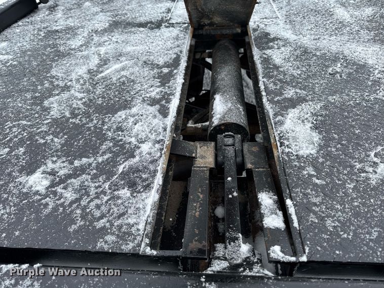 image for item DT0570 2003 Chevrolet Silverado 2500HD bale bed pickup truck