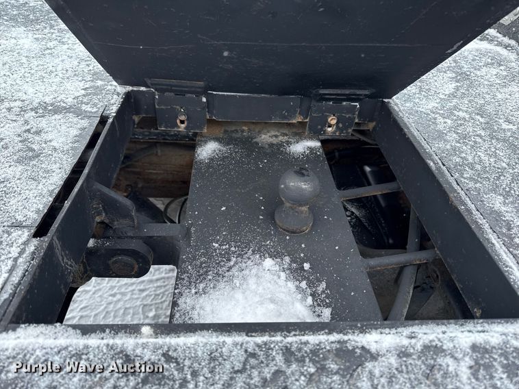 image for item DT0570 2003 Chevrolet Silverado 2500HD bale bed pickup truck