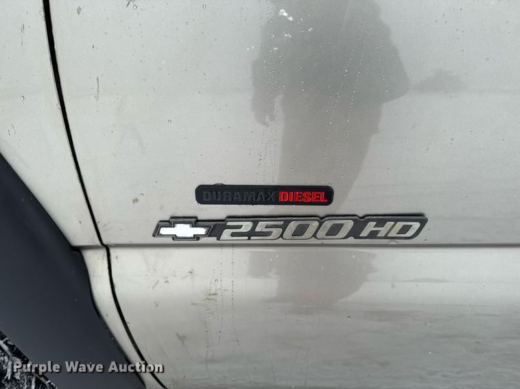 image for item DT0570 2003 Chevrolet Silverado 2500HD bale bed pickup truck