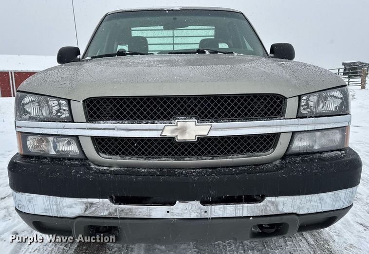 image for item DT0570 2003 Chevrolet Silverado 2500HD bale bed pickup truck