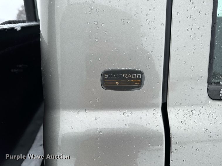 image for item DT0570 2003 Chevrolet Silverado 2500HD bale bed pickup truck