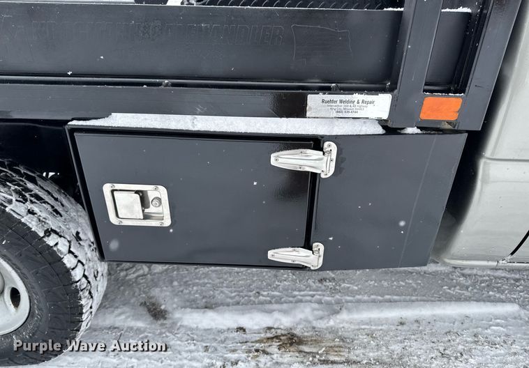 image for item DT0570 2003 Chevrolet Silverado 2500HD bale bed pickup truck