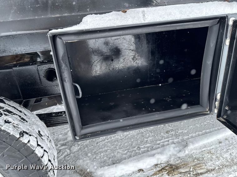 image for item DT0570 2003 Chevrolet Silverado 2500HD bale bed pickup truck