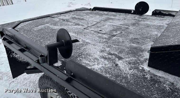 image for item DT0570 2003 Chevrolet Silverado 2500HD bale bed pickup truck