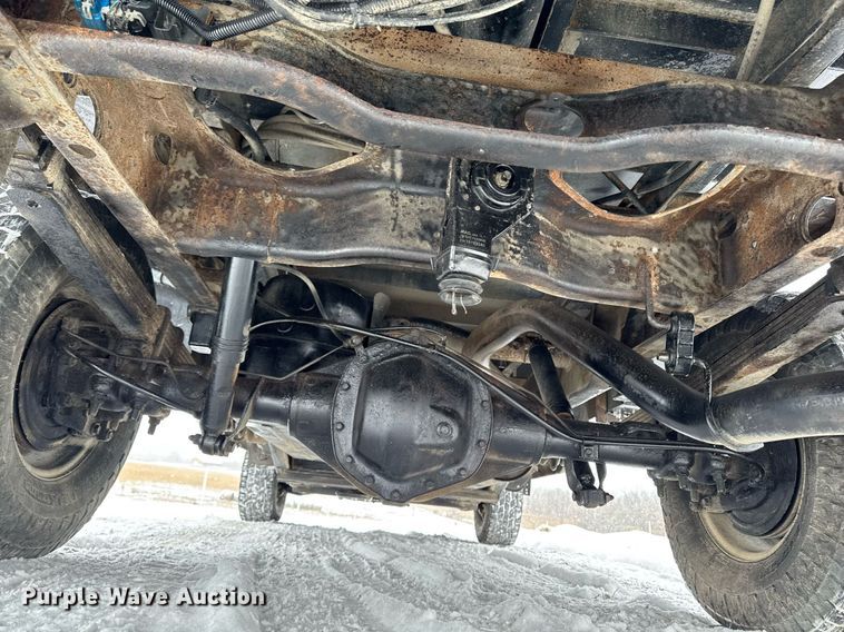 image for item DT0570 2003 Chevrolet Silverado 2500HD bale bed pickup truck