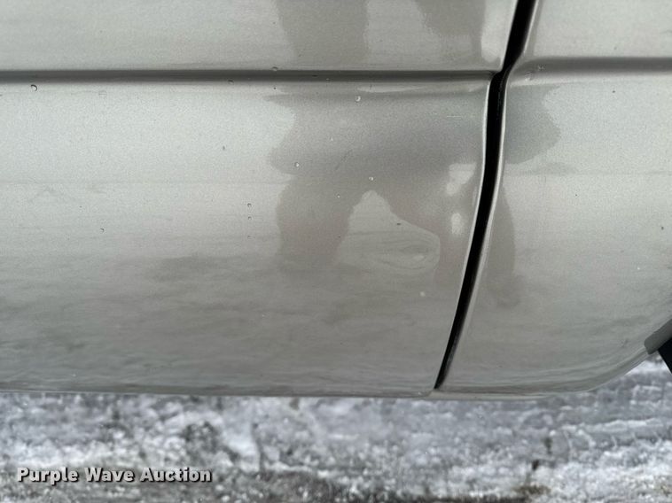 image for item DT0570 2003 Chevrolet Silverado 2500HD bale bed pickup truck