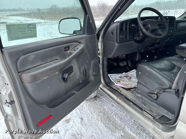 image for item DT0570 2003 Chevrolet Silverado 2500HD bale bed pickup truck