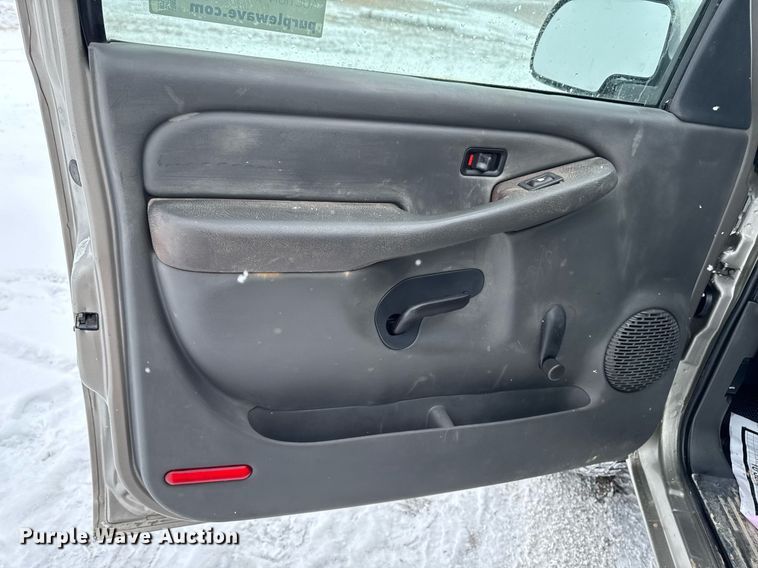 image for item DT0570 2003 Chevrolet Silverado 2500HD bale bed pickup truck