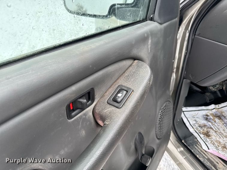 image for item DT0570 2003 Chevrolet Silverado 2500HD bale bed pickup truck