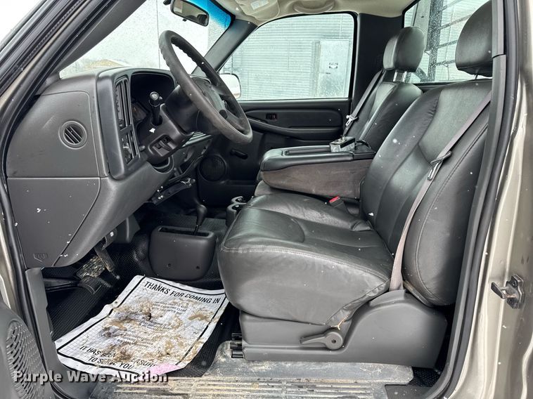 image for item DT0570 2003 Chevrolet Silverado 2500HD bale bed pickup truck