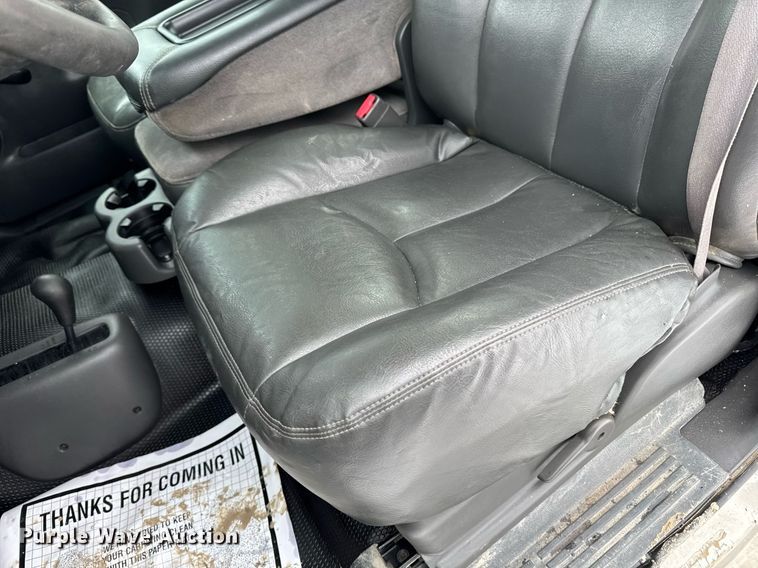 image for item DT0570 2003 Chevrolet Silverado 2500HD bale bed pickup truck