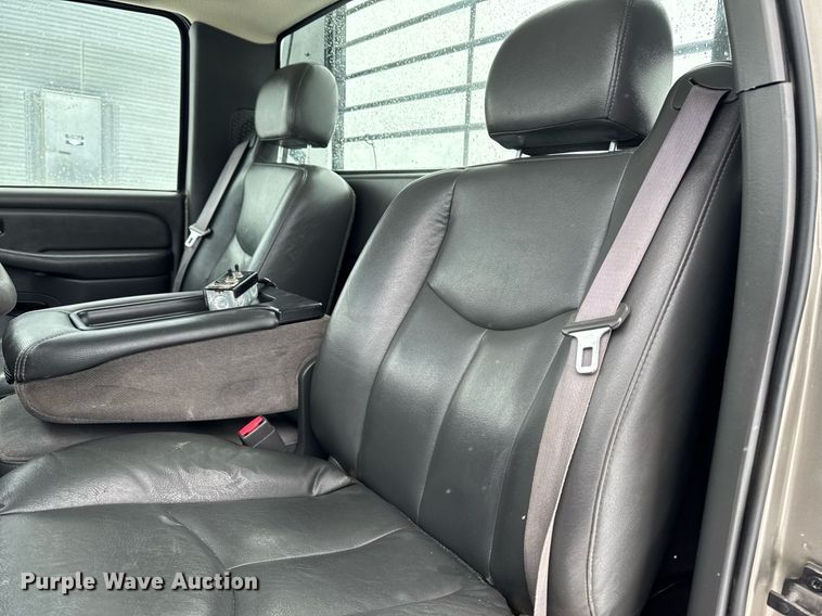 image for item DT0570 2003 Chevrolet Silverado 2500HD bale bed pickup truck