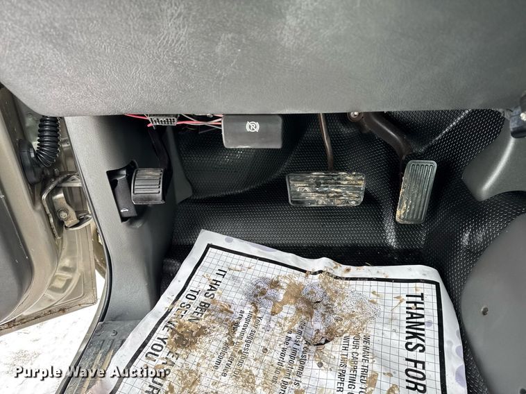 image for item DT0570 2003 Chevrolet Silverado 2500HD bale bed pickup truck