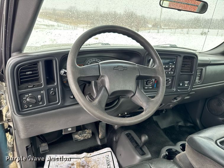 image for item DT0570 2003 Chevrolet Silverado 2500HD bale bed pickup truck