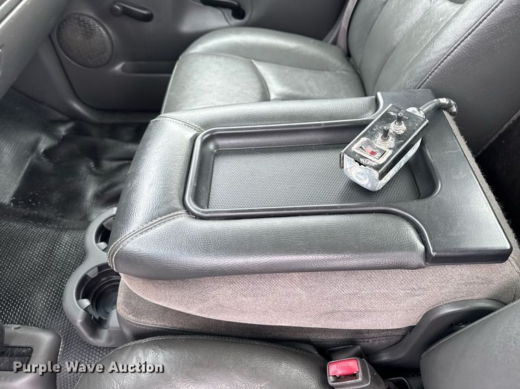 image for item DT0570 2003 Chevrolet Silverado 2500HD bale bed pickup truck