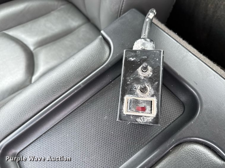 image for item DT0570 2003 Chevrolet Silverado 2500HD bale bed pickup truck