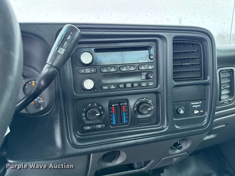 image for item DT0570 2003 Chevrolet Silverado 2500HD bale bed pickup truck