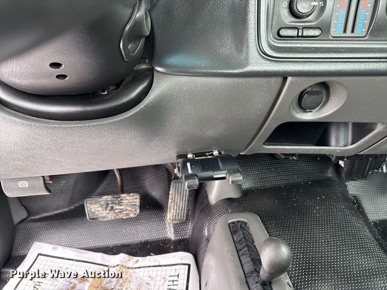 image for item DT0570 2003 Chevrolet Silverado 2500HD bale bed pickup truck