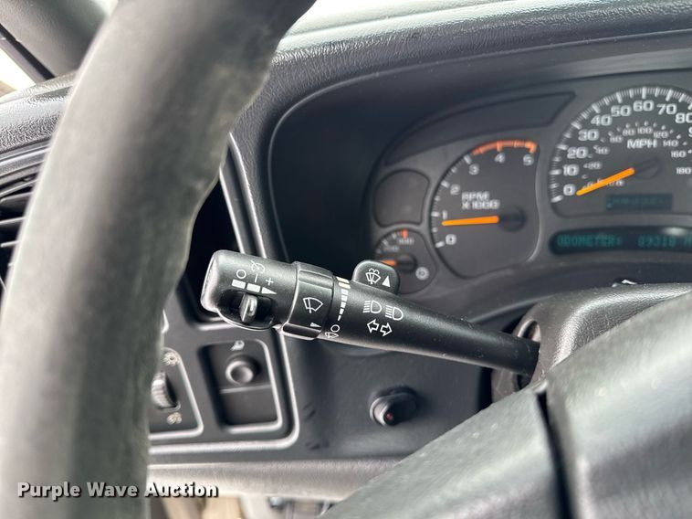 image for item DT0570 2003 Chevrolet Silverado 2500HD bale bed pickup truck