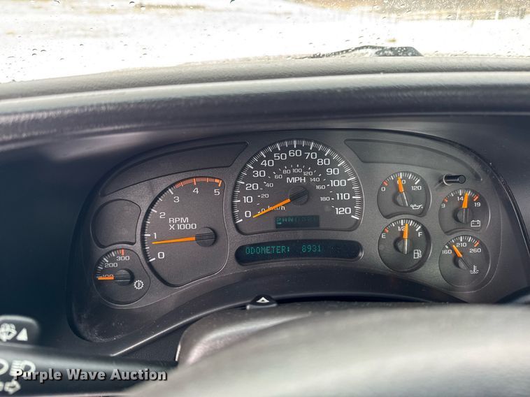 image for item DT0570 2003 Chevrolet Silverado 2500HD bale bed pickup truck