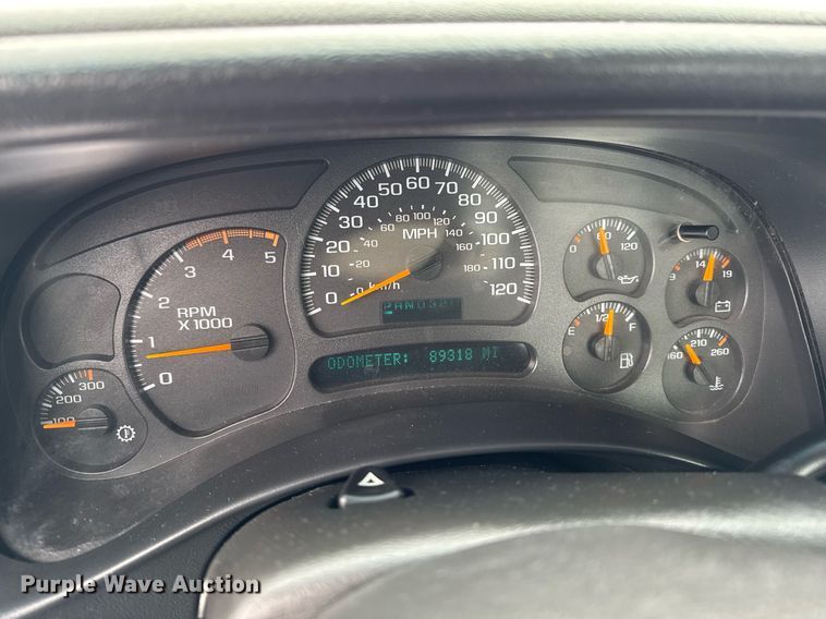 image for item DT0570 2003 Chevrolet Silverado 2500HD bale bed pickup truck