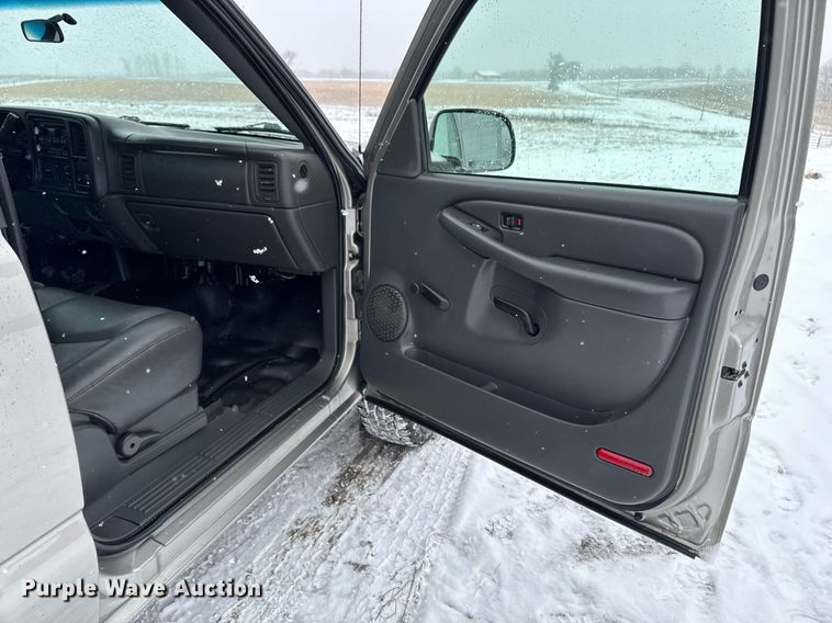 image for item DT0570 2003 Chevrolet Silverado 2500HD bale bed pickup truck