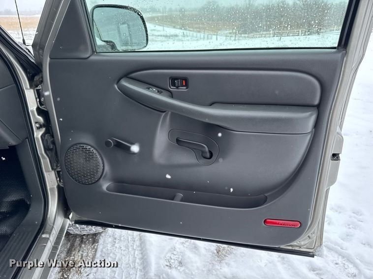 image for item DT0570 2003 Chevrolet Silverado 2500HD bale bed pickup truck