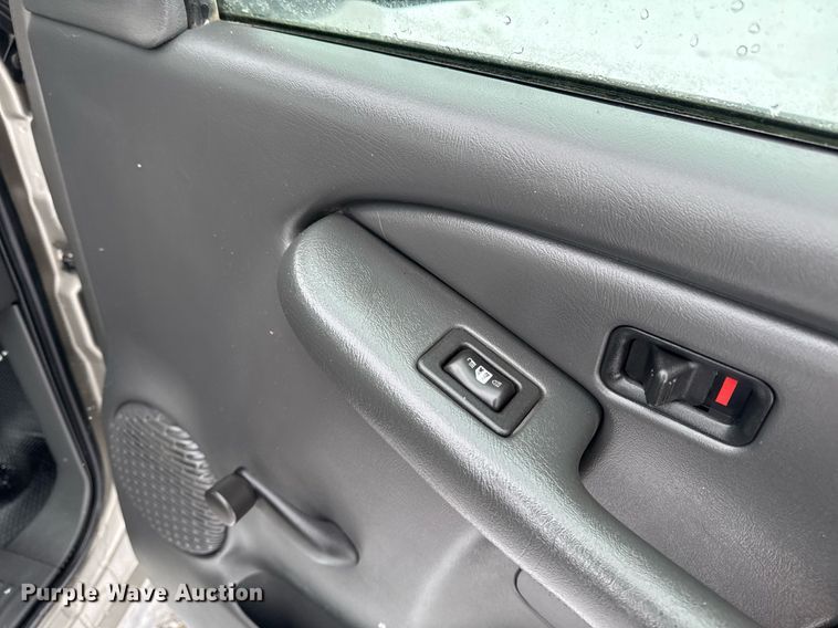 image for item DT0570 2003 Chevrolet Silverado 2500HD bale bed pickup truck