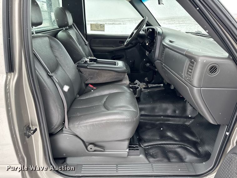 image for item DT0570 2003 Chevrolet Silverado 2500HD bale bed pickup truck