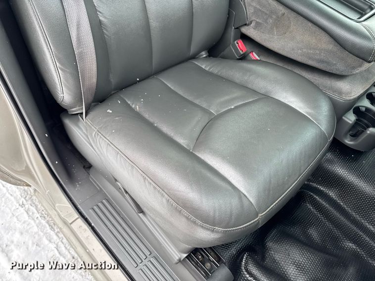 image for item DT0570 2003 Chevrolet Silverado 2500HD bale bed pickup truck