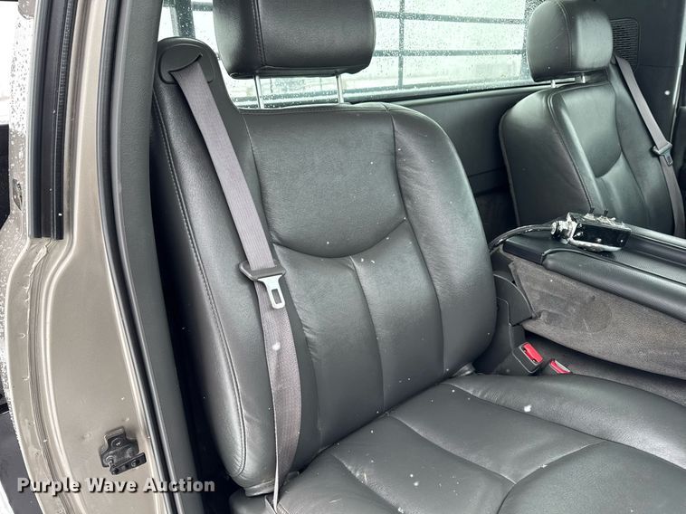 image for item DT0570 2003 Chevrolet Silverado 2500HD bale bed pickup truck