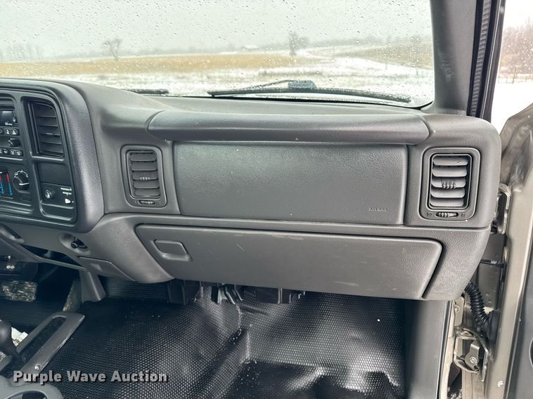 image for item DT0570 2003 Chevrolet Silverado 2500HD bale bed pickup truck