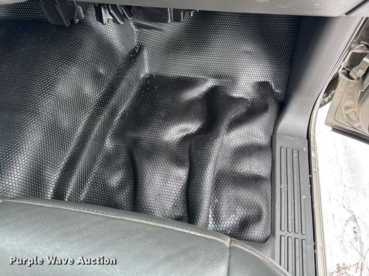 image for item DT0570 2003 Chevrolet Silverado 2500HD bale bed pickup truck