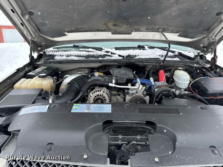 image for item DT0570 2003 Chevrolet Silverado 2500HD bale bed pickup truck