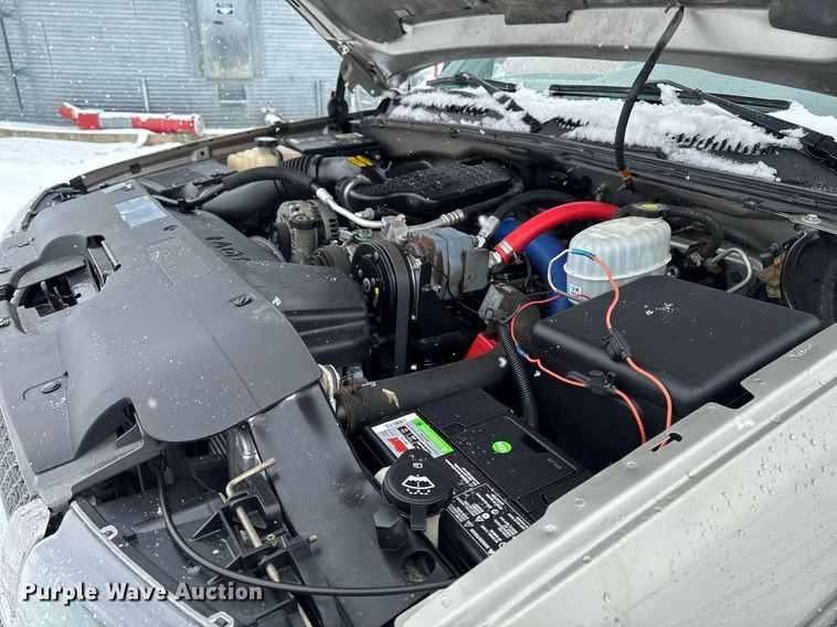 image for item DT0570 2003 Chevrolet Silverado 2500HD bale bed pickup truck