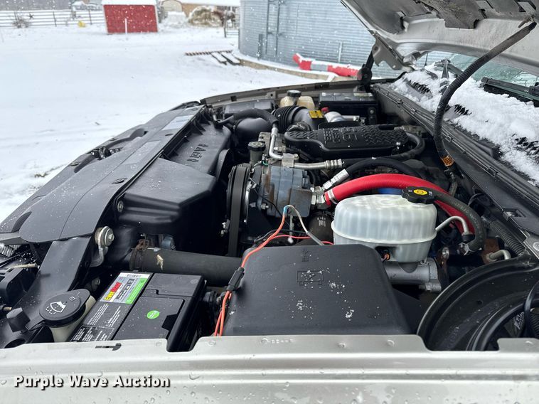 image for item DT0570 2003 Chevrolet Silverado 2500HD bale bed pickup truck