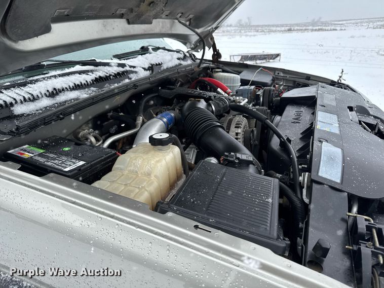 image for item DT0570 2003 Chevrolet Silverado 2500HD bale bed pickup truck