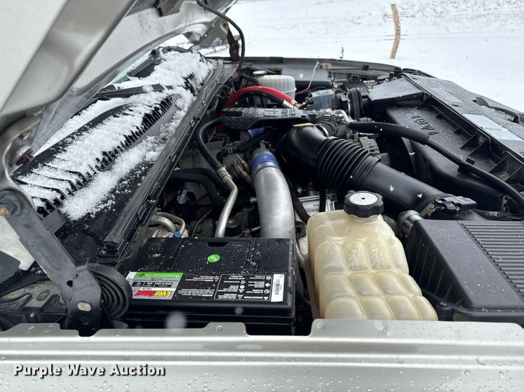 image for item DT0570 2003 Chevrolet Silverado 2500HD bale bed pickup truck