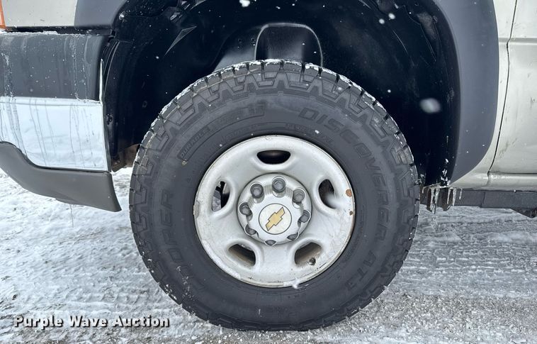 image for item DT0570 2003 Chevrolet Silverado 2500HD bale bed pickup truck