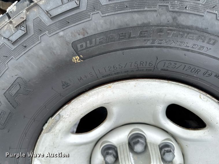 image for item DT0570 2003 Chevrolet Silverado 2500HD bale bed pickup truck