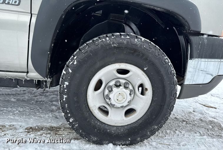 image for item DT0570 2003 Chevrolet Silverado 2500HD bale bed pickup truck