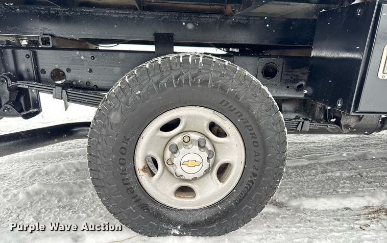 image for item DT0570 2003 Chevrolet Silverado 2500HD bale bed pickup truck