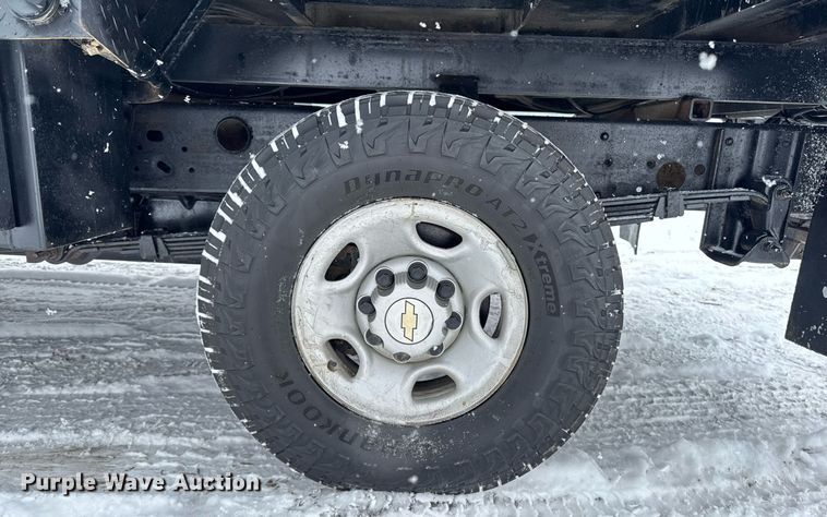 image for item DT0570 2003 Chevrolet Silverado 2500HD bale bed pickup truck