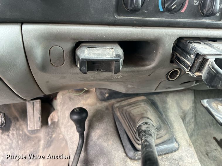 image for item DW2856 2003 Ford F450 Super Duty Crew Cab flatbed truck