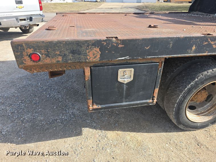 image for item DW2856 2003 Ford F450 Super Duty Crew Cab flatbed truck