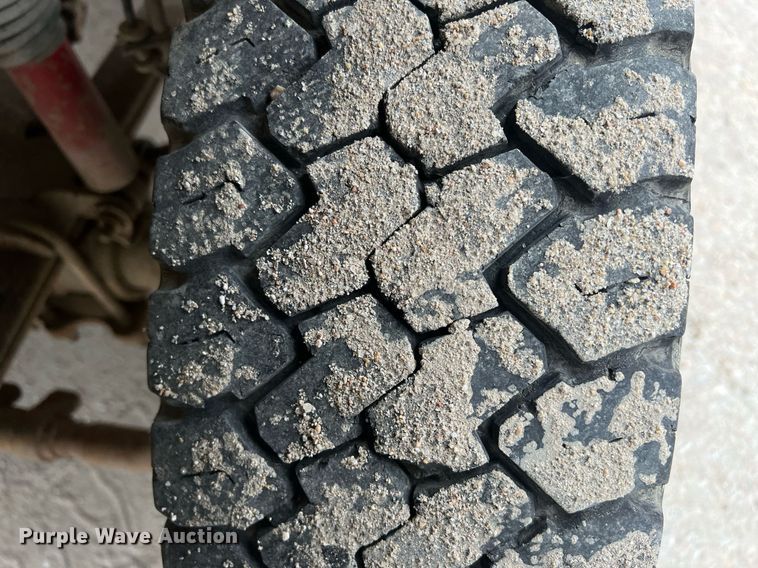 image for item DW2856 2003 Ford F450 Super Duty Crew Cab flatbed truck