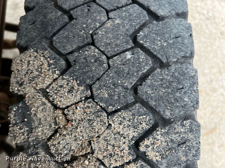 image for item DW2856 2003 Ford F450 Super Duty Crew Cab flatbed truck